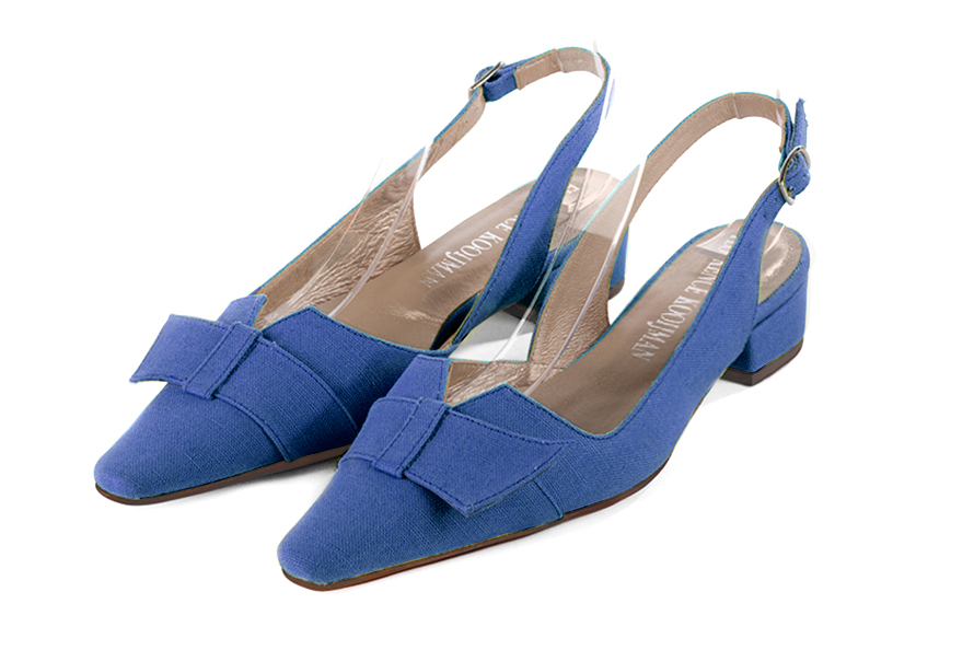 Electric blue women's open back shoes, with a knot. Tapered toe. Low block heels. Front view - Florence KOOIJMAN
